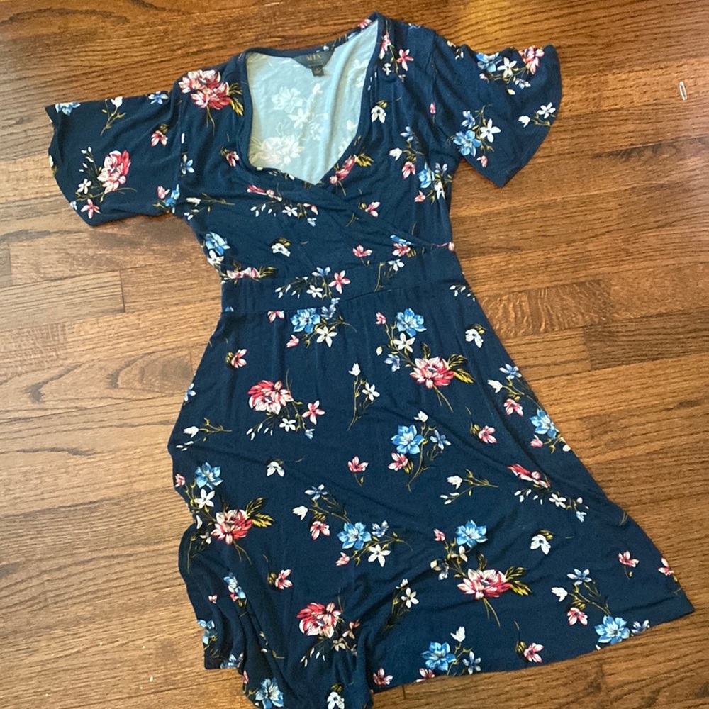 Fun blue dress with flower print, deep neckline size small